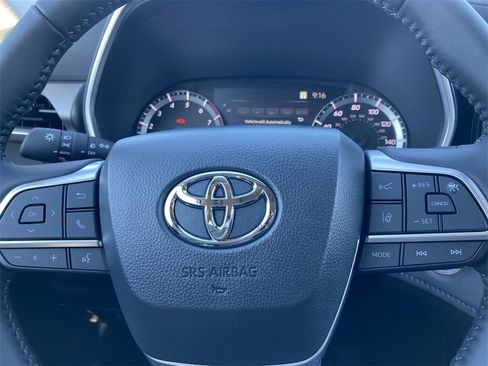 New 2026 Toyota Highlander XLE image 10