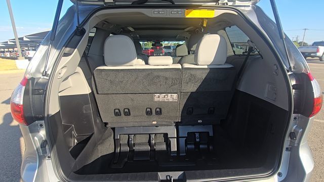 Used 2018 Toyota Sienna Limited FWD image 9