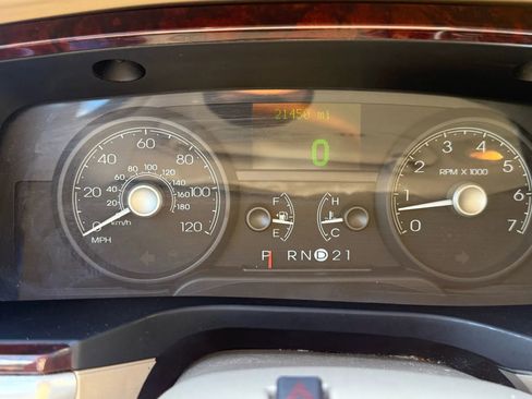 Used 2009 Lincoln Town Car Signature Limited image 11