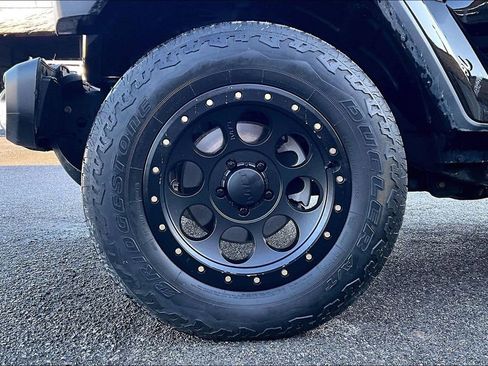 Used 2020 Jeep Wrangler Unlimited Sahara image 9