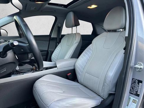 Used 2021 Hyundai Elantra Limited image 18