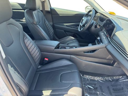 Certified 2025 Hyundai Elantra Limited image 15