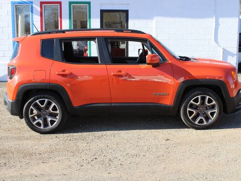 Used 2016 Jeep Renegade Latitude w/ Cold Weather Group FWD image 4