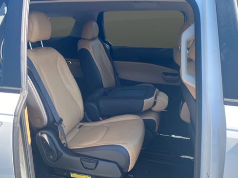 Certified 2024 Kia Carnival EX FWD image 25