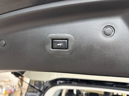 Used 2020 Nissan Armada SL image 47