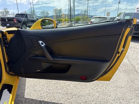 Used 2005 Chevrolet Corvette Coupe w/ Preferred Equipment Group RWD image 13