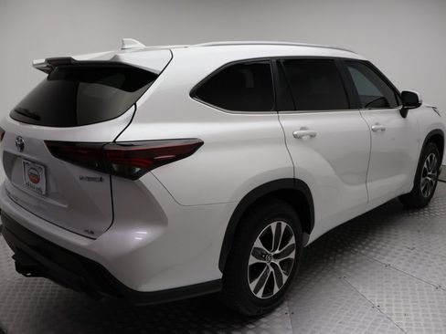 Used 2024 Toyota Highlander XLE FWD image 8