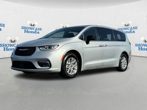 Used 2024 Chrysler Pacifica Touring-L image 2