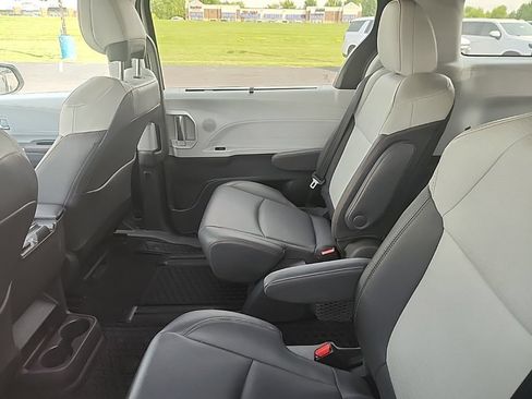 Used 2021 Toyota Sienna XSE AWD/4WD image 11