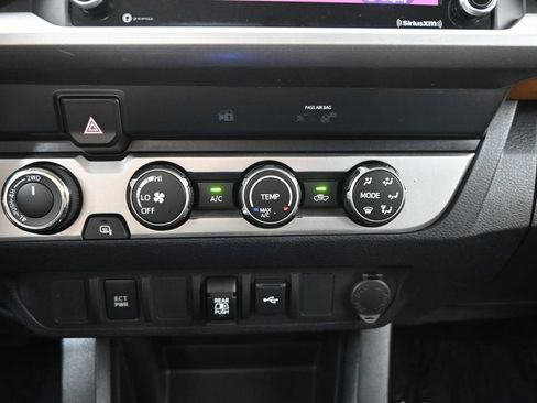 Used 2020 Toyota Tacoma SR5 AWD/4WD image 29