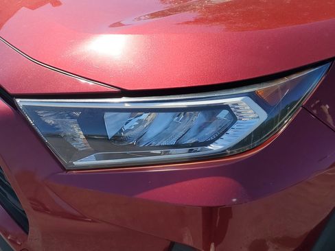 Used 2019 Toyota RAV4 XLE w/ Convenience Package FWD image 9