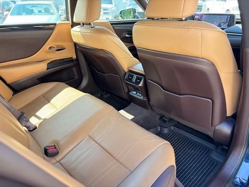 Used 2019 Lexus ES 350 Luxury w/ Accessory Package 2 FWD image 16