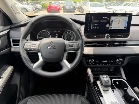 Used 2025 Mitsubishi Outlander ES AWD/4WD image 15
