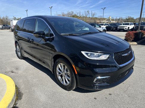 New 2026 Chrysler Pacifica Limited FWD image 4