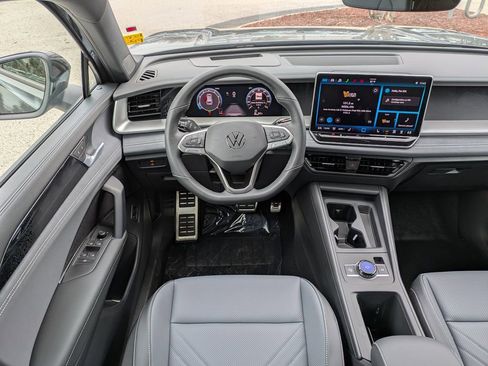New 2026 Volkswagen Tiguan SE R-Line FWD image 19