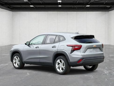 Used 2025 Chevrolet Trax LS w/ LS Convenience Package FWD image 5