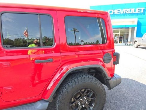 Used 2019 Jeep Wrangler Unlimited Sahara w/ Dual Top Group AWD/4WD image 34