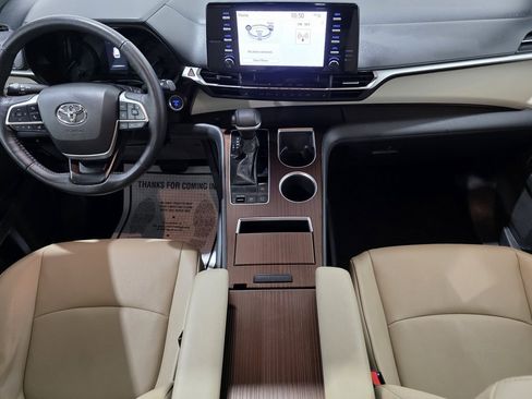 Used 2021 Toyota Sienna Limited image 32