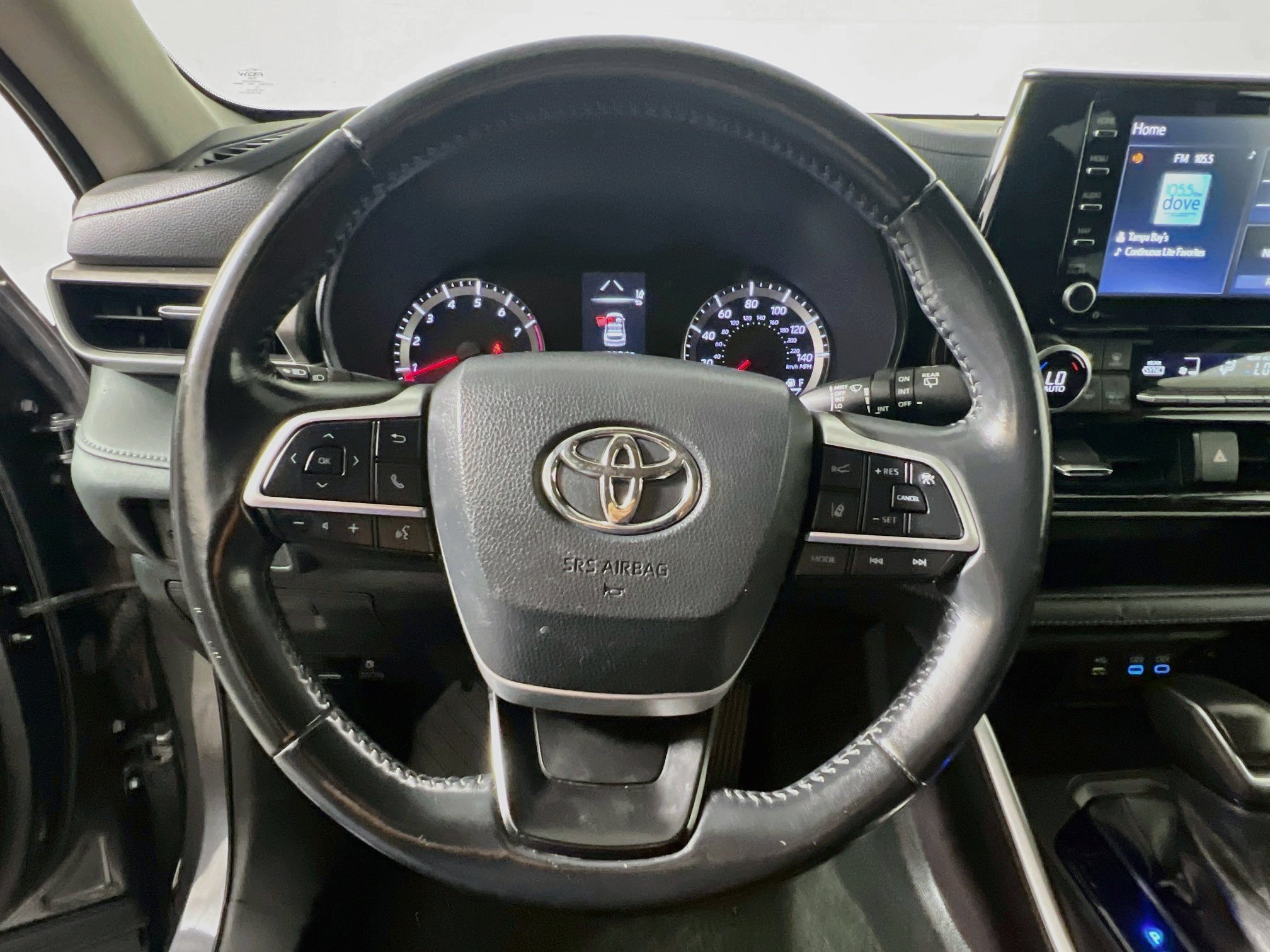 Used 2022 Toyota Highlander LE AWD/4WD image 17