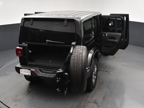 Used 2025 Jeep Wrangler Unlimited Sahara AWD/4WD image 24