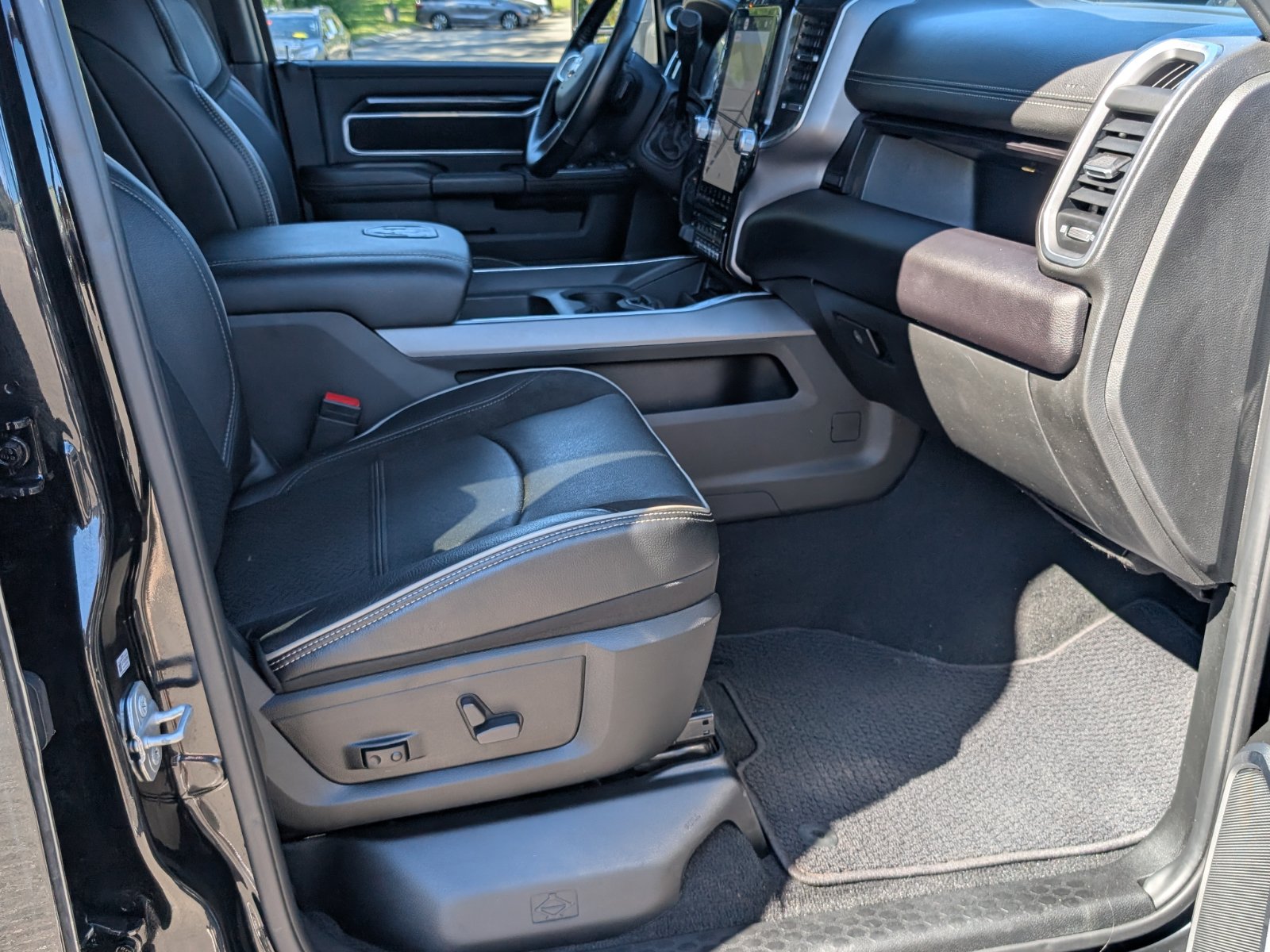 Used 2023 RAM 3500 Laramie AWD/4WD image 18