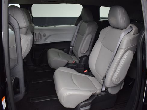Used 2025 Toyota Sienna XLE w/ XLE Plus Package AWD/4WD image 15