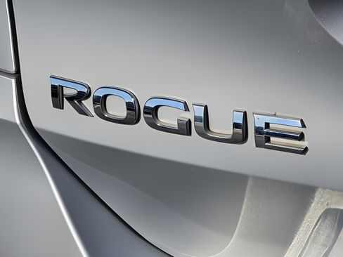 Used 2017 Nissan Rogue SV FWD image 29