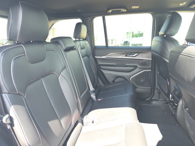 Used 2026 Jeep Grand Cherokee Limited AWD/4WD image 8