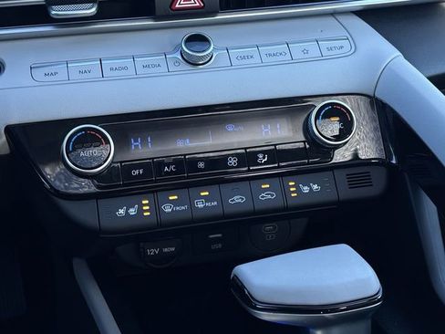 Used 2024 Hyundai Elantra Limited image 17