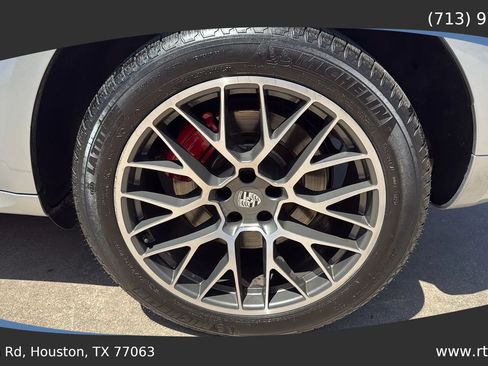 Used 2015 Porsche Macan Turbo AWD/4WD image 17