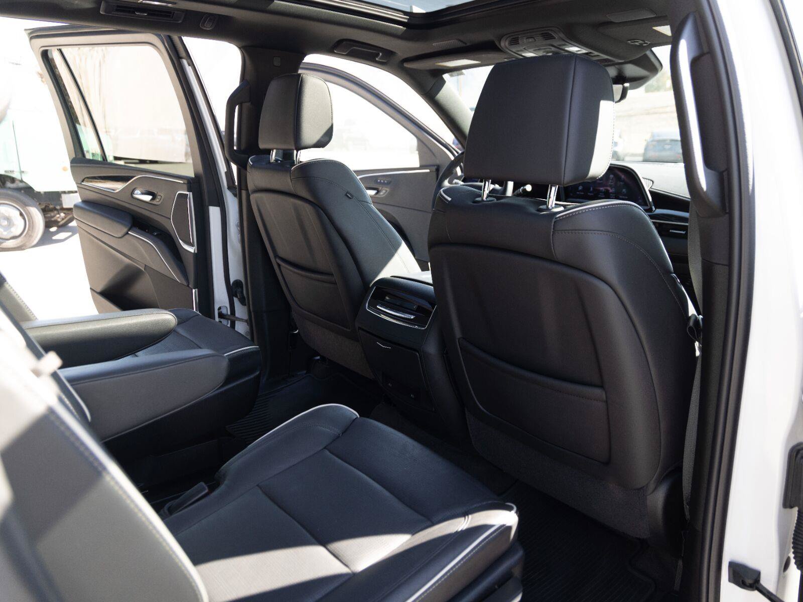 Used 2024 Cadillac Escalade ESV Sport w/ LPO, ONYX Package AWD/4WD image 28