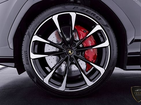 Used 2022 Lamborghini Urus AWD/4WD image 3