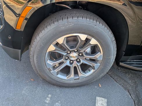 New 2026 Chevrolet Suburban LS image 11