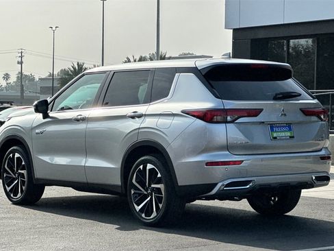 New 2025 Mitsubishi Outlander SE image 7