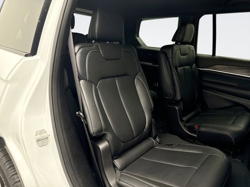 Used 2024 Jeep Grand Cherokee L Limited AWD/4WD image 18
