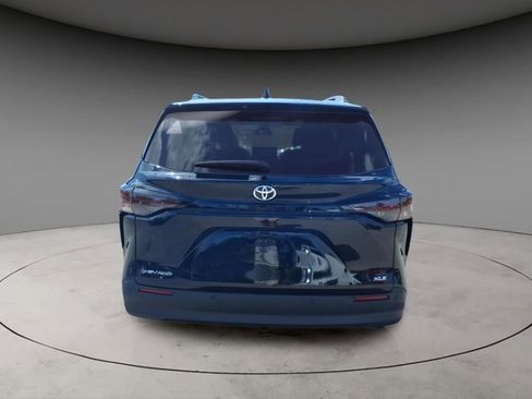 Used 2026 Toyota Sienna XLE AWD/4WD image 7