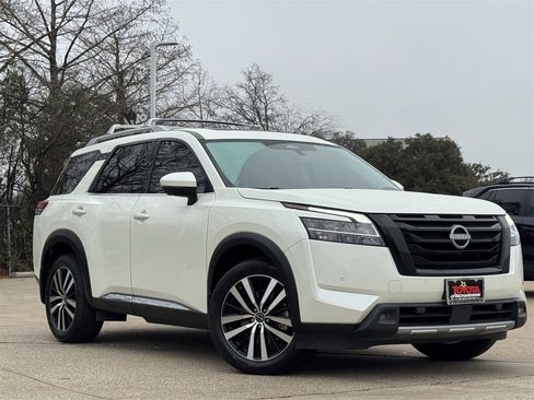 Used 2023 Nissan Pathfinder Platinum image 2