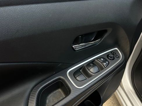 Used 2022 Nissan Versa SR image 10