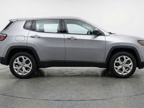 Used 2025 Jeep Compass Latitude image 11