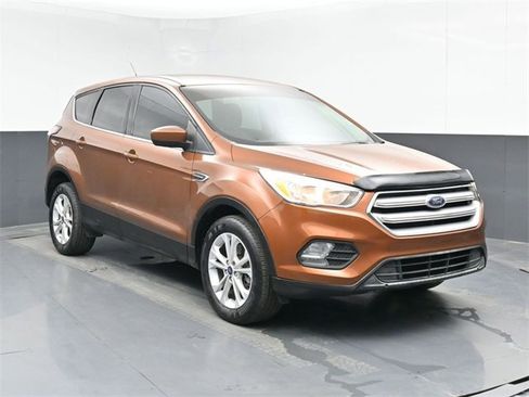 Used 2017 Ford Escape SE image 2
