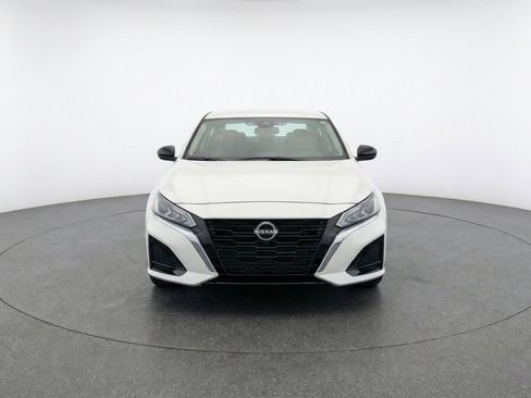 Used 2025 Nissan Altima 2.5 SV FWD image 2