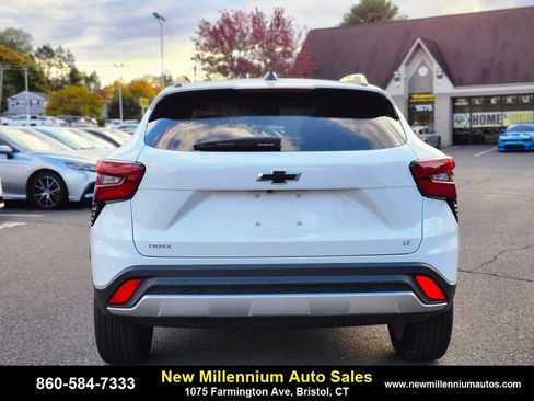 Used 2025 Chevrolet Trax LT w/ Driver Confidence Package image 4