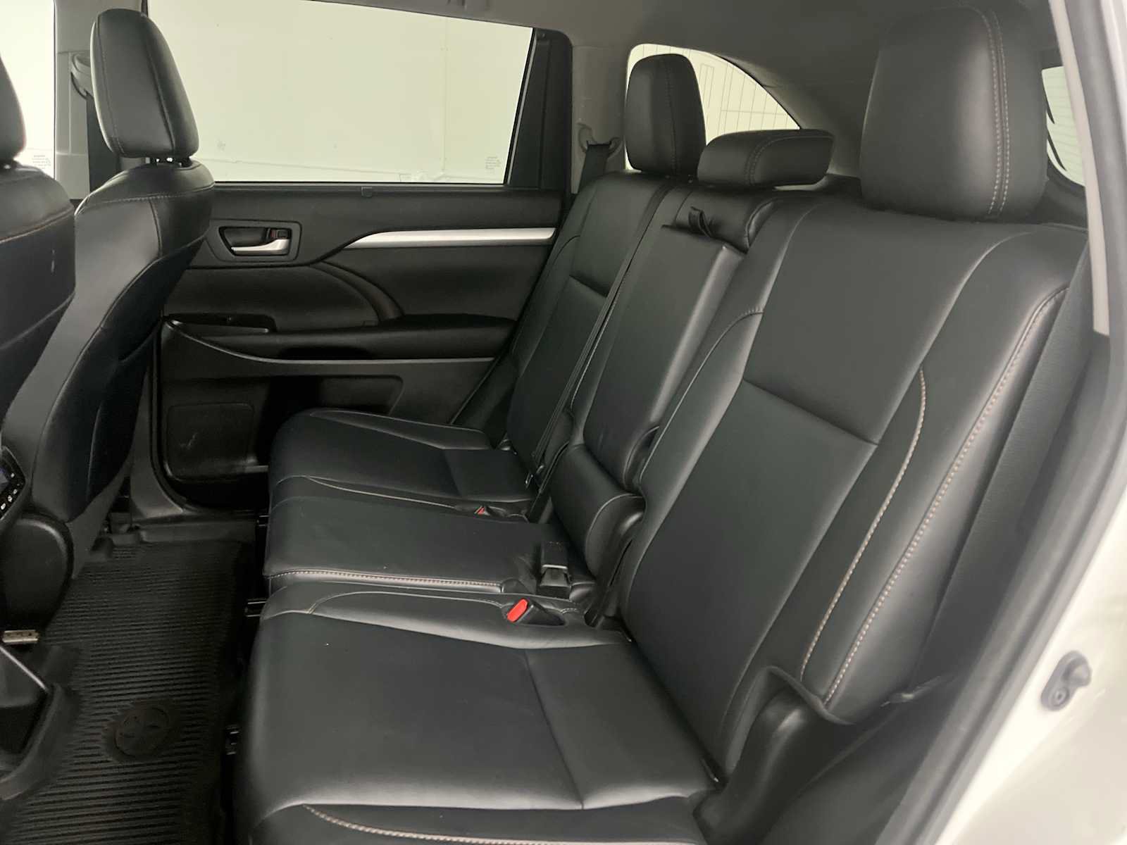 Used 2017 Toyota Highlander XLE AWD/4WD image 31