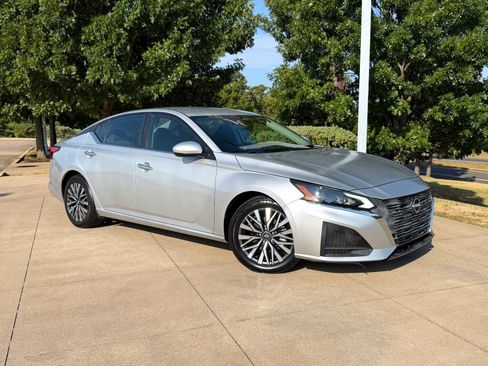 Used 2023 Nissan Altima 2.5 SV FWD image 1
