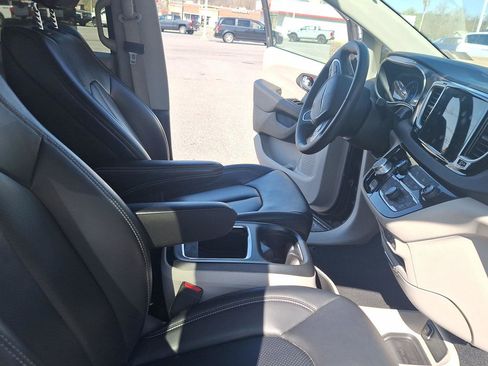 Used 2023 Chrysler Pacifica Touring-L image 17