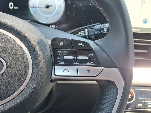 Certified 2025 Hyundai Elantra SEL FWD image 18