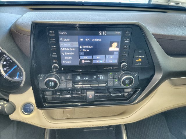 Used 2021 Toyota Highlander XLE AWD/4WD image 16