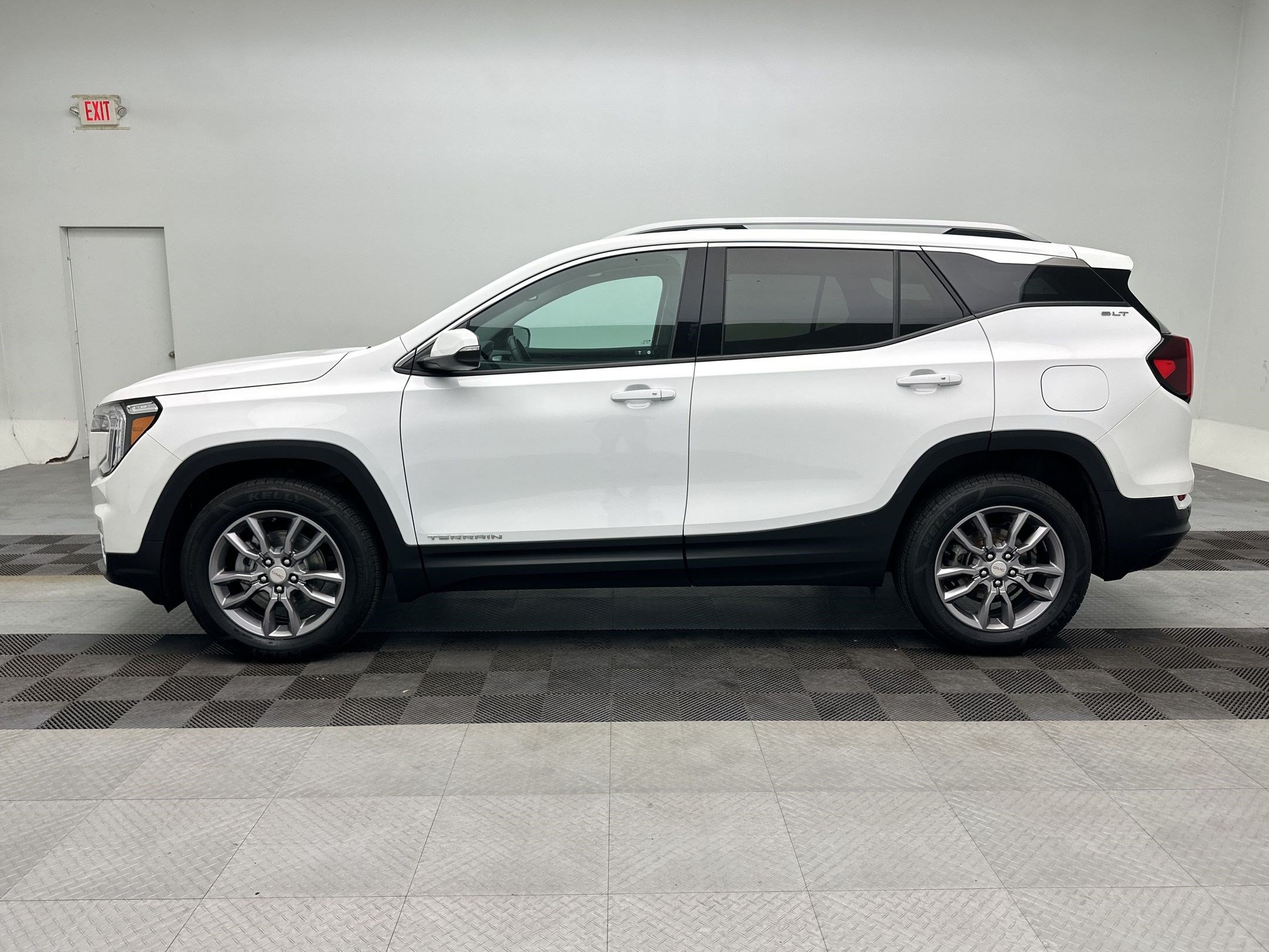 Certified 2024 GMC Terrain SLT AWD/4WD image 2