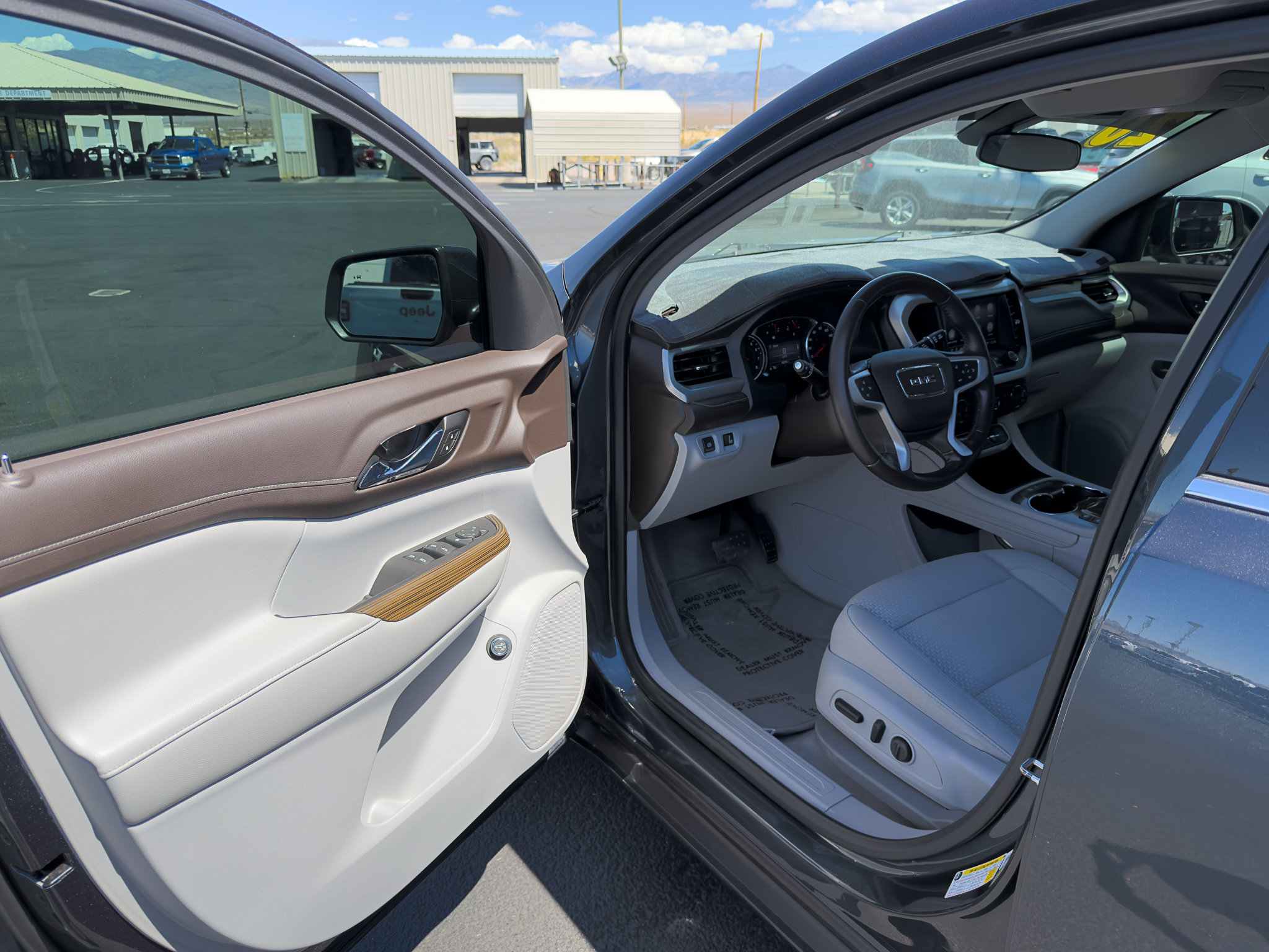 Used 2020 GMC Acadia SLE w/ Driver Convenience Package FWD image 10