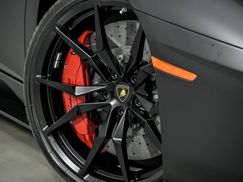 Used 2018 Lamborghini Aventador S image 5